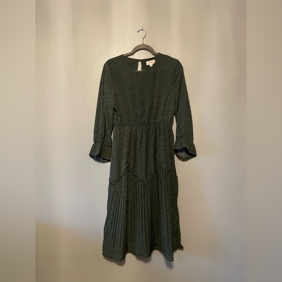 Elegant Green Boho Cottagecore Tiered Midi Dress - Picture 2 of 8